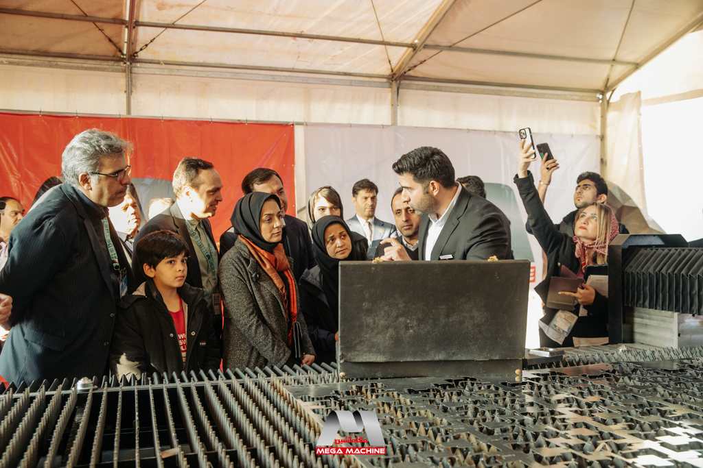 بازدید معاون وزارت از غرفه مگاماشین