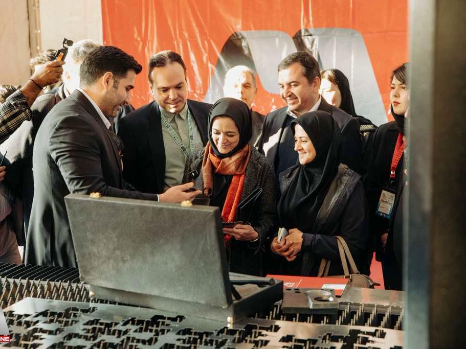 بازدید معاون وزارت از غرفه مگاماشین